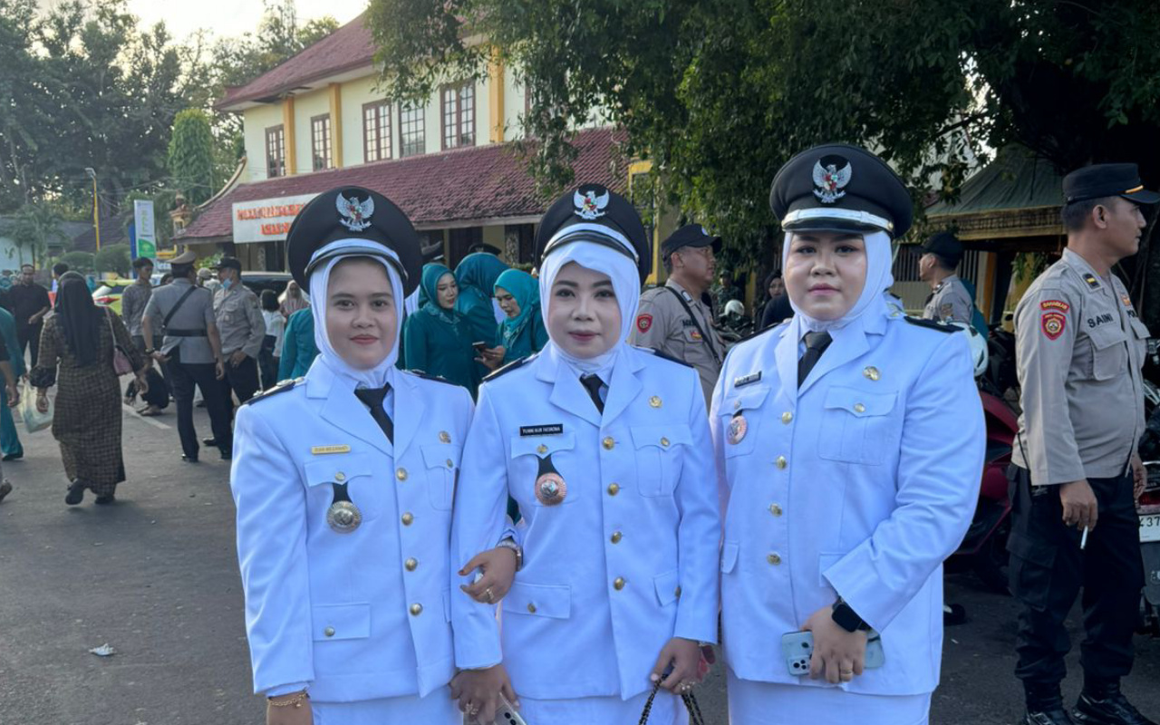 FOTO: Kepala Desa Romben Guna, Yunni Nur Fatjrona (tengah), saat foto bersama kepala desa lain usai perpanjangan masa jabatan, di Pendopo Keraton Sumenep.