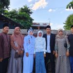 FOTO: Kepala Desa Romben Guna, Yunni Nur Fatjrona, saat foto bersama keluarga usai perpanjangan masa jabatan, di Pendopo Keraton Sumenep.