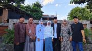 FOTO: Kepala Desa Romben Guna, Yunni Nur Fatjrona, saat foto bersama keluarga usai perpanjangan masa jabatan, di Pendopo Keraton Sumenep.
