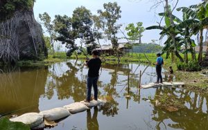 Foto: Wisata kolam pemancingan Gumuk Pecah di Dusun Krajan 1 Curah Rampal, Desa Karangduren, Kecamatan Balung, Jember, dinilai unik karena mirip dengan arena game mobile legend.
