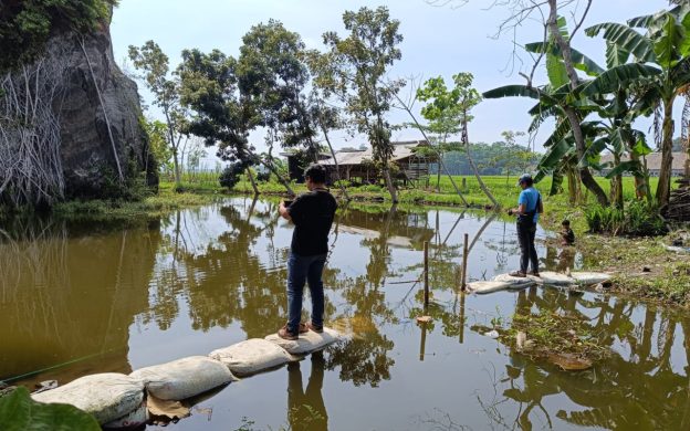 Foto: Wisata kolam pemancingan Gumuk Pecah di Dusun Krajan 1 Curah Rampal, Desa Karangduren, Kecamatan Balung, Jember, dinilai unik karena mirip dengan arena game mobile legend.