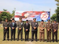 Foto: Kapolres Pamekasan AKBP Jazuli Dani Iriawan (empat dari kanan) foto bersama dengan Forkopimda usai upacara peringatan Hari Bhayangkara ke-78 di Lapangan Nagara Bhakti Pendopo Ronggosukowati.