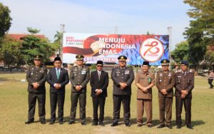 Foto: Kapolres Pamekasan AKBP Jazuli Dani Iriawan (empat dari kanan) foto bersama dengan Forkopimda usai upacara peringatan Hari Bhayangkara ke-78 di Lapangan Nagara Bhakti Pendopo Ronggosukowati.