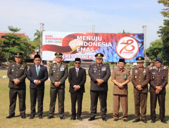 Foto: Kapolres Pamekasan AKBP Jazuli Dani Iriawan (empat dari kanan) foto bersama dengan Forkopimda usai upacara peringatan Hari Bhayangkara ke-78 di Lapangan Nagara Bhakti Pendopo Ronggosukowati.