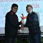 Foto: Peluncuran MEC dan jingle MEC 2024, ditandai dengan penyerahan keris oleh Bupati Sumenep Achmad Fauzi Wongsojudo kepada Ketua KJS M. Hariri, di Andhap Asor Keraton Sumenep, Senin, (1 Juli 2024), malam.