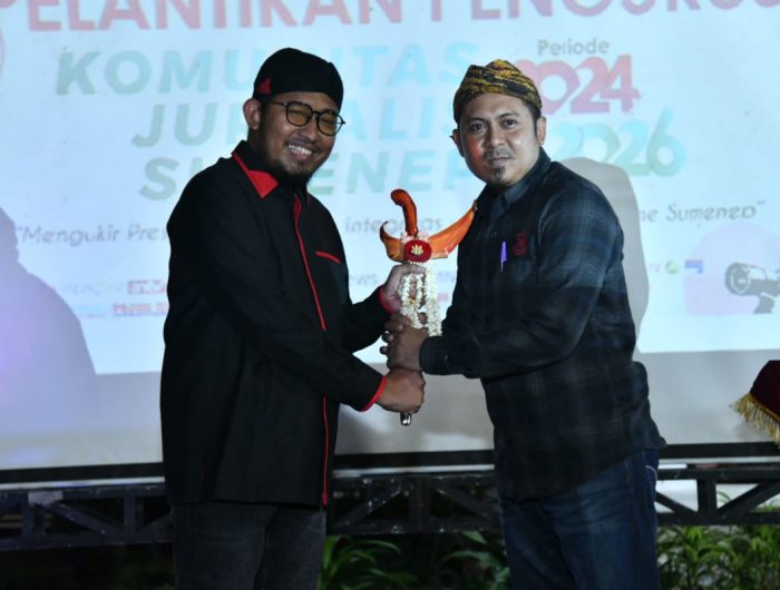 Foto: Peluncuran MEC dan jingle MEC 2024, ditandai dengan penyerahan keris oleh Bupati Sumenep Achmad Fauzi Wongsojudo kepada Ketua KJS M. Hariri, di Andhap Asor Keraton Sumenep, Senin, (1 Juli 2024), malam.