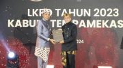 Foto: Pj Bupati Pamekasan, Masrukin, saat menerima penghargaan opini WTP dari BPK.
