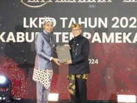 Foto: Pj Bupati Pamekasan, Masrukin, saat menerima penghargaan opini WTP dari BPK.