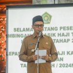 Foto: Pj Bupati Masrukin melepas 1.300 jemaah calon haji (JCH) di masjid Agung Asy Syuhada, Pamekasan.