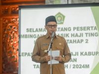Foto: Pj Bupati Masrukin melepas 1.300 jemaah calon haji (JCH) di masjid Agung Asy Syuhada, Pamekasan.