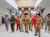 Foto: Pj Bupati Pamekasan didampingi Kepala OPD melakukan pemantauan pembangunan Pasar Kolpajung.