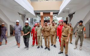 Foto: Pj Bupati Pamekasan didampingi Kepala OPD melakukan pemantauan pembangunan Pasar Kolpajung.