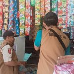 Foto: Satpol PP dan Damkar Pamekasan saat menyosialisasikan larangan jual beli rokok ilegal.