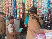 Foto: Satpol PP dan Damkar Pamekasan saat menyosialisasikan larangan jual beli rokok ilegal.