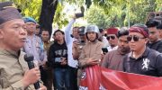 Foto: Ketua Komisi III DPRD Kabupaten Sumenep, Dulsiam, saat menemui mahasiswa dan masyarakat terkait proyek pembangunan Terminal Arya Wiraraja yang dinilai masih bersengketa.