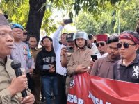 Foto: Ketua Komisi III DPRD Kabupaten Sumenep, Dulsiam, saat menemui mahasiswa dan masyarakat terkait proyek pembangunan Terminal Arya Wiraraja yang dinilai masih bersengketa.