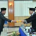 FOTO: Bupati Sumenep Achmad Fauzi Wongsojudo usai menjalani Sidang Terbuka Promosi Doktor pada Program Pascasarjana Universitas Merdeka Malang. Jumat (12/07/2024).