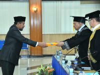 FOTO: Bupati Sumenep Achmad Fauzi Wongsojudo usai menjalani Sidang Terbuka Promosi Doktor pada Program Pascasarjana Universitas Merdeka Malang. Jumat (12/07/2024).