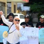 FOTO: Puluhan pekerja pers dari berbagai media di Jawa Timur melakukan demontrasi di halaman depan Gedung PWI Jawa Timur, Senin (22/07/2024) siang.