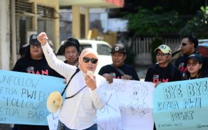 FOTO: Puluhan pekerja pers dari berbagai media di Jawa Timur melakukan demontrasi di halaman depan Gedung PWI Jawa Timur, Senin (22/07/2024) siang.