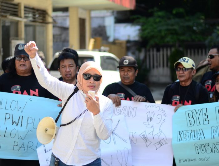 FOTO: Puluhan pekerja pers dari berbagai media di Jawa Timur melakukan demontrasi di halaman depan Gedung PWI Jawa Timur, Senin (22/07/2024) siang.