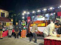 FOTO: KPU Sumenep saat menggelar kirab maskot dalam rangka pemilihan kepala daerah (Pilkada) serentak 2024, Rabu (31 Juli 2024), malam.