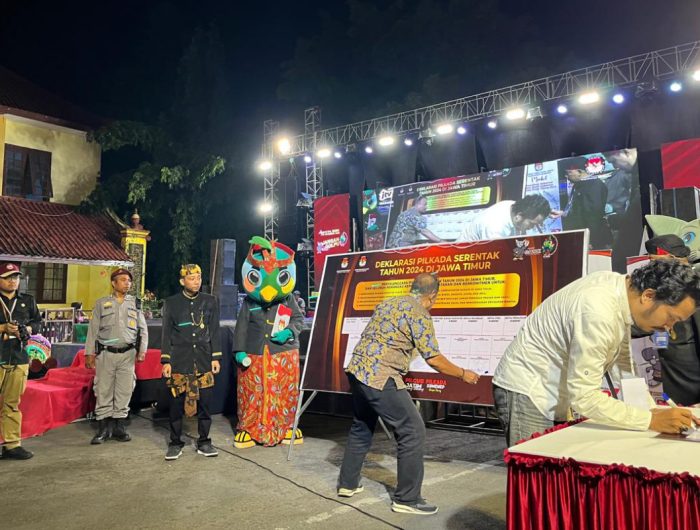 FOTO: KPU Sumenep saat menggelar kirab maskot dalam rangka pemilihan kepala daerah (Pilkada) serentak 2024, Rabu (31 Juli 2024), malam.