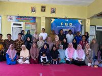 FOTO: Mahasiswa Posko 15 KKN IAIN Madura menggelar kegiatan Forum Group Diskusi (FGD) di Balai Desa Bicorong, Pakong, Pamekasan, Selasa (29/7/2024).