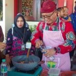 FOTO: Direktur Utama BPRS Bhakti Sumekar, Hairil Fajar, turut memeriahkan kompetisi memasak mie goreng, rangkaian lomba HUT ke-79 Kemerdekaan RI.