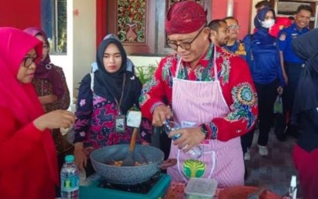 FOTO: Direktur Utama BPRS Bhakti Sumekar, Hairil Fajar, turut memeriahkan kompetisi memasak mie goreng, rangkaian lomba HUT ke-79 Kemerdekaan RI.