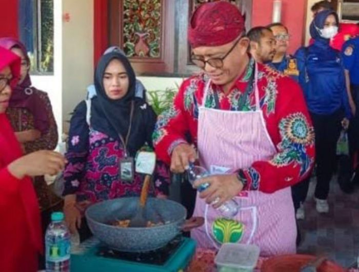 FOTO: Direktur Utama BPRS Bhakti Sumekar, Hairil Fajar, turut memeriahkan kompetisi memasak mie goreng, rangkaian lomba HUT ke-79 Kemerdekaan RI.