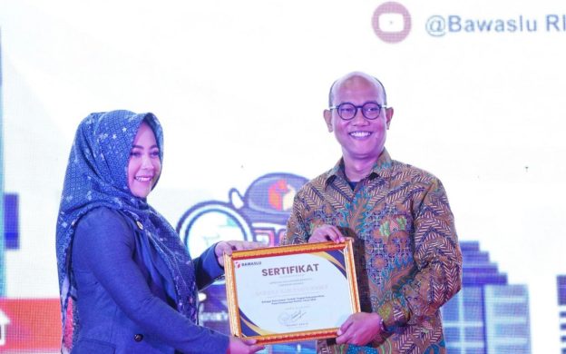 FOTO: Humas Bawaslu Jember saat menerima penghargaan Kehumasan Terbaik tingkat Kabupaten/Kota dalam Pelaksanaan Pemilu 2024, pada akhir bulan Juli lalu.