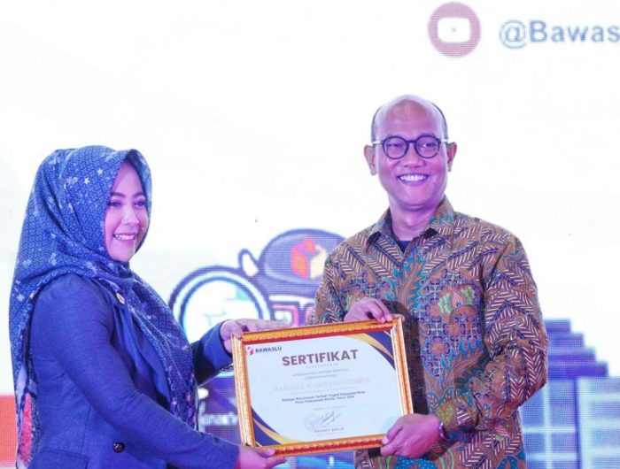 FOTO: Humas Bawaslu Jember saat menerima penghargaan Kehumasan Terbaik tingkat Kabupaten/Kota dalam Pelaksanaan Pemilu 2024, pada akhir bulan Juli lalu.