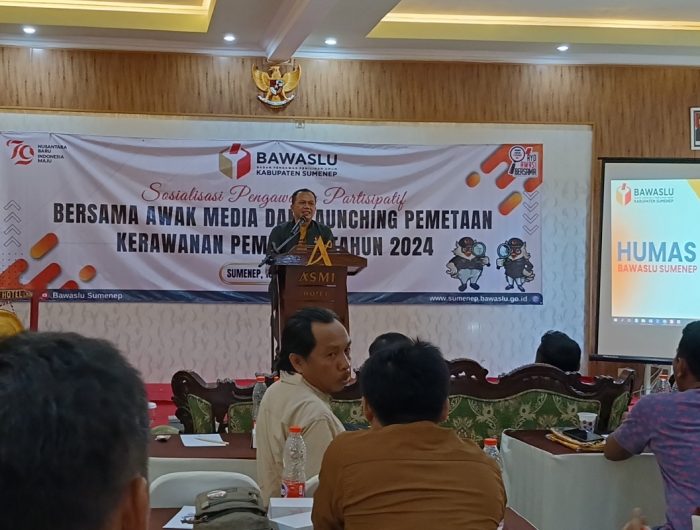 FOTO: Bawaslu Kabupaten Sumenep saat menggelar sosialisasi pengawasan partisipatif sekaligus launching pemetaan indeks kerawanan pemilihan (IKP) tahun 2024 bersama awak media di aula Hotel ASMI, Minggu (18 Agustus 2024).