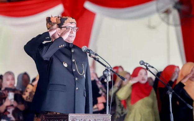 Foto: Pj Bupati Pamekasan, Masrukin, menjadi inspektur upacara HUT ke-79 RI.