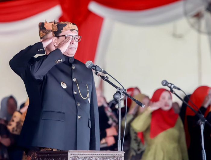 Foto: Pj Bupati Pamekasan, Masrukin, menjadi inspektur upacara HUT ke-79 RI.