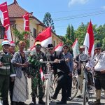 FOTO: Darul Hasyim Fath, anggota DPRD Sumenep terpilih mengayuh sepeda ontel menuju halaman gedung DPRD Sumenep, Jalan Trunojoyo Nomor 124, usai dilantik.