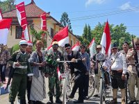 FOTO: Darul Hasyim Fath, anggota DPRD Sumenep terpilih mengayuh sepeda ontel menuju halaman gedung DPRD Sumenep, Jalan Trunojoyo Nomor 124, usai dilantik.