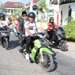 FOTO: Hosnan, anggota DPRD Sumenep terpilih tampak mengendarai motor perjuangannya menuju tempat pelantikan, di Pendopo Keraton Sumenep. Rabu (21/08/2024) pagi.