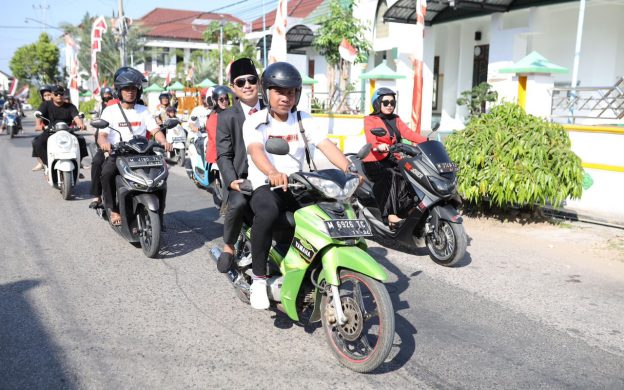 FOTO: Hosnan, anggota DPRD Sumenep terpilih tampak mengendarai motor perjuangannya menuju tempat pelantikan, di Pendopo Keraton Sumenep. Rabu (21/08/2024) pagi.