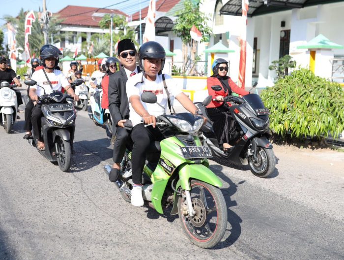 FOTO: Hosnan, anggota DPRD Sumenep terpilih tampak mengendarai motor perjuangannya menuju tempat pelantikan, di Pendopo Keraton Sumenep. Rabu (21/08/2024) pagi.