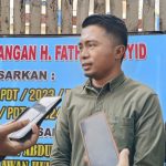 FOTO: Tim kuasa hukum H. Fathor Rasyid, Nadianto bersama tim usai memasang plang putusan PN Sumenep Nomor diperkuat putusan Pengadilan Tinggi Surabaya, di Desa Guluk Manjung, Kecamatan Bluto.