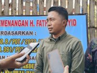 FOTO: Tim kuasa hukum H. Fathor Rasyid, Nadianto bersama tim usai memasang plang putusan PN Sumenep Nomor diperkuat putusan Pengadilan Tinggi Surabaya, di Desa Guluk Manjung, Kecamatan Bluto.