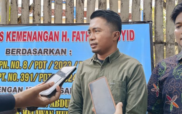 FOTO: Tim kuasa hukum H. Fathor Rasyid, Nadianto bersama tim usai memasang plang putusan PN Sumenep Nomor diperkuat putusan Pengadilan Tinggi Surabaya, di Desa Guluk Manjung, Kecamatan Bluto.