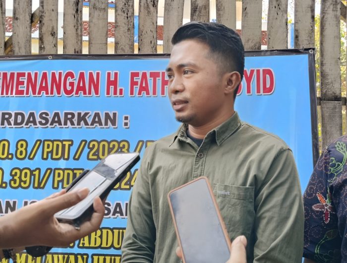 FOTO: Tim kuasa hukum H. Fathor Rasyid, Nadianto bersama tim usai memasang plang putusan PN Sumenep Nomor diperkuat putusan Pengadilan Tinggi Surabaya, di Desa Guluk Manjung, Kecamatan Bluto.
