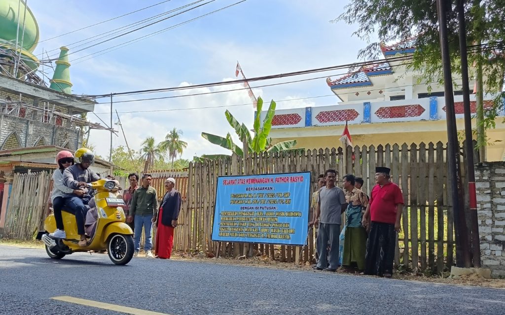 Menang Sengketa, Kuasa Hukum Bersama Keluarga H. Fathor Rasyid Pasang Plang Putusan Pengadilan