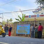 FOTO: Tim kuasa hukum H. Fathor Rasyid, Nadianto bersama sejumlah keluarga H. Fathor Rasyid, saat memasang plang putusan PN Sumenep Nomor diperkuat putusan Pengadilan Tinggi Surabaya, di Desa Guluk Manjung, Kecamatan Bluto.