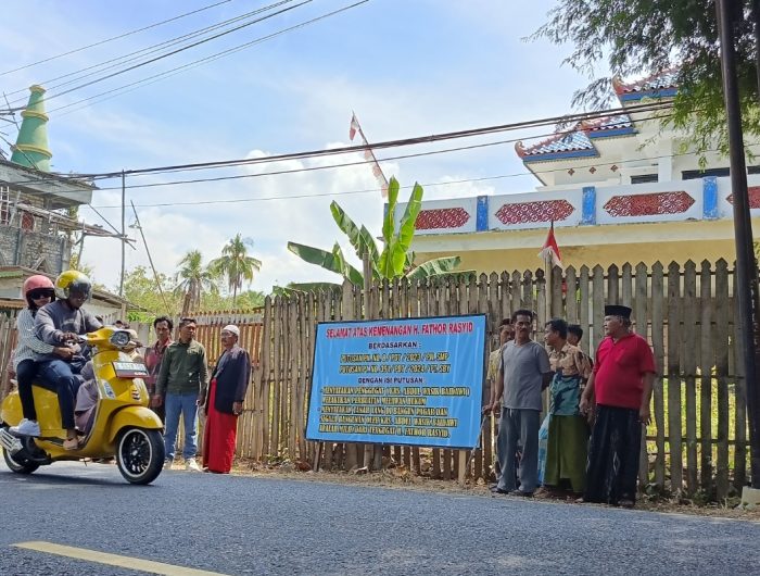 FOTO: Tim kuasa hukum H. Fathor Rasyid, Nadianto bersama sejumlah keluarga H. Fathor Rasyid, saat memasang plang putusan PN Sumenep Nomor diperkuat putusan Pengadilan Tinggi Surabaya, di Desa Guluk Manjung, Kecamatan Bluto.