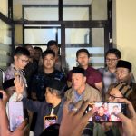 FOTO: Ratusan alumni yang tergabung dalam Ikatan Alumni Annuqayah (IAA) bergerak cepat mendatangi Mapolres Sumenep, Jumat (23 Agustus 2024) malam.