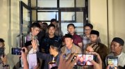 FOTO: Ratusan alumni yang tergabung dalam Ikatan Alumni Annuqayah (IAA) bergerak cepat mendatangi Mapolres Sumenep, Jumat (23 Agustus 2024) malam.